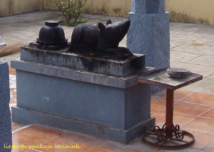 A mushika or shrew reclining in front of a Ganesha temple
